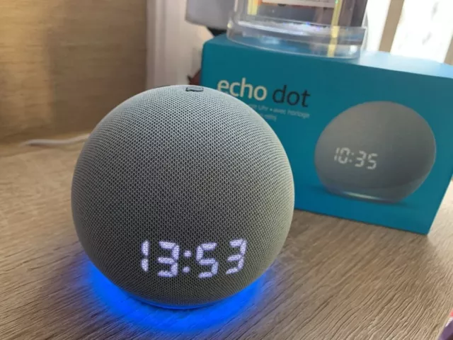 vend l'enceinte intelligente Echo Dot de 5ème génération avec  détecteur de mouvement, horloge intégrée et support Alexa pour 39 $ (-20  $).