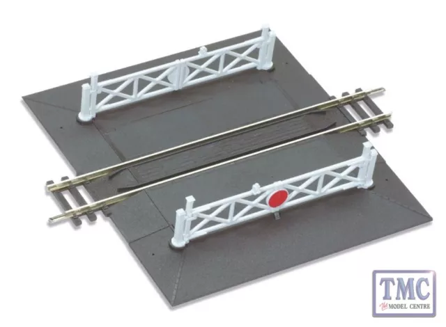 ST-268 OO/HO Scale Straight Level Crossing complete with 2 ramps & 4 gates Peco