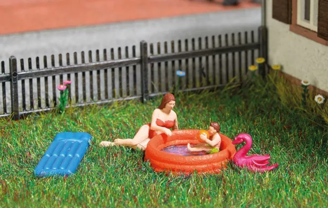 Busch 7862 OO (1:76) / HO (1:87) scale Paddling pool with figures