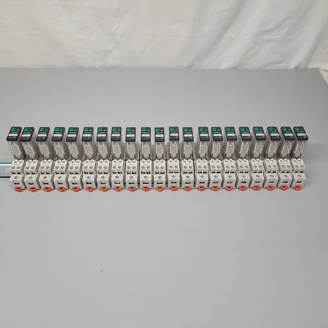 (lot 21) Schneider Electric 781Xaxrm4l-12D Relay & 70-781D5R-1A Base Included