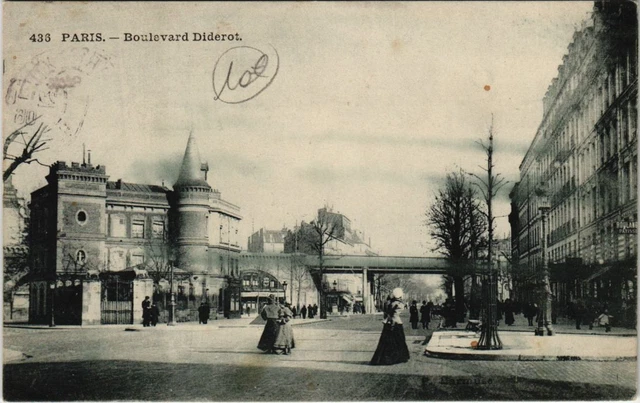 CPA PARIS 12th - Sur le Pont d'Austerlitz (55983)
