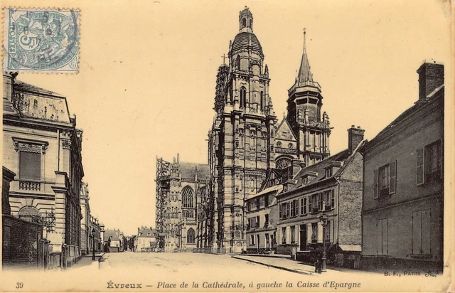 CPA Dept 27 EURE - Evreux Place de la Cathédrale a Gauche la Caisse Epargne