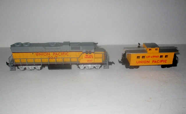 Vtg LIFE LIKE HO UNION PACIFIC #2047 DIESEL ENGINE LOCOMOTIVE & UP 49940 CABOOSE