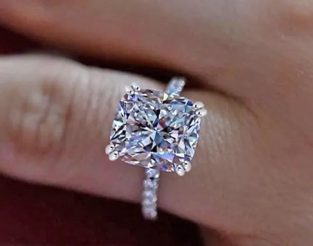 Belle bague de fiançailles en diamant taille coussin de 2,65 ct en or blanc...
