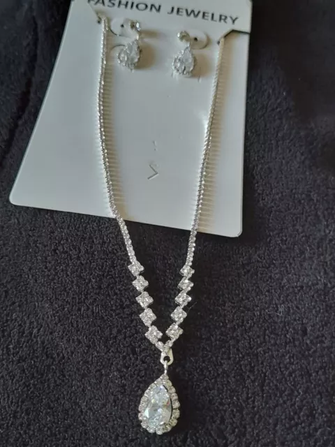 Parure de bijoux NEUVE (collier + boucles clous) pour mariée, mariage