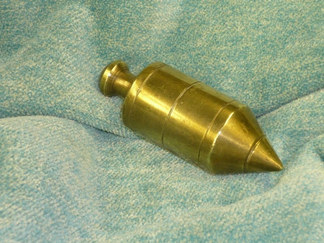 Costruzione a piombo in bronzo. Costruzione in bronzo a filo a piombo del...