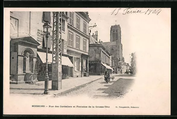 CPA Soissons, Rue des Cordeliers et Fontaine de la Grosse-Tête