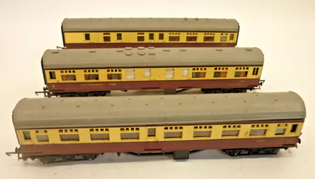 3 x TRI-ANG 00 gauge BR CORRIDOR COACHES - MAROON CREAM - R29/29/224,          g