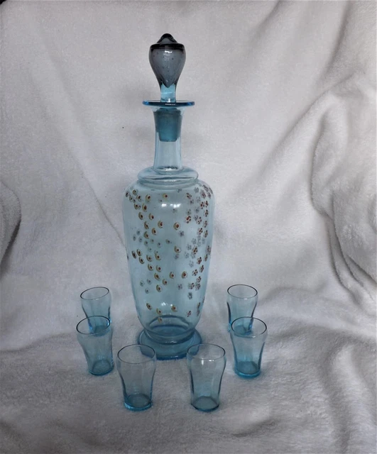 Carafe et six en verre bleu émaillé de fleurs blanches et rouges - fin XIXème