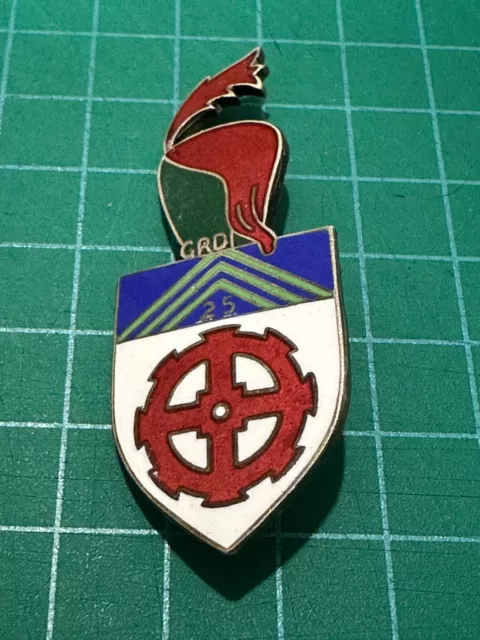 très rare insigne du 25 GRDI groupe de reconnaissance de division d'infanterie