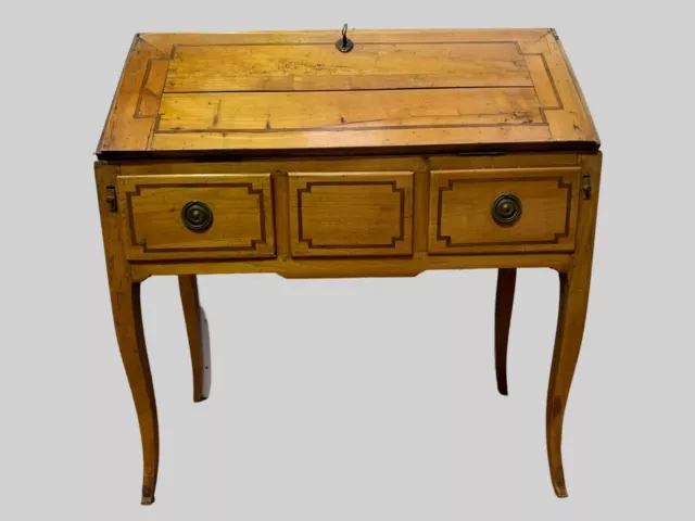 Bureau de pente de style Louis XV en merisier massif XIX siècle