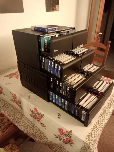 4 VHS Aufbewahrungsboxen mit 71 Eisenbahn Kassetten, bis zu 84 Kassetten möglich