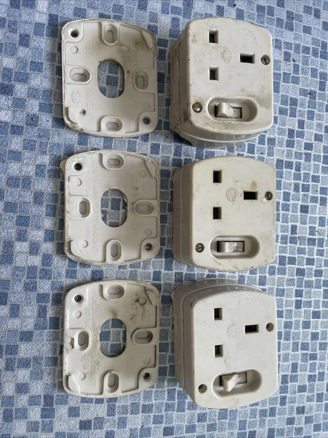 Presa a spina singola vintage Mk commutata anni '60 bianca 13 ampere montaggio superficiale X3