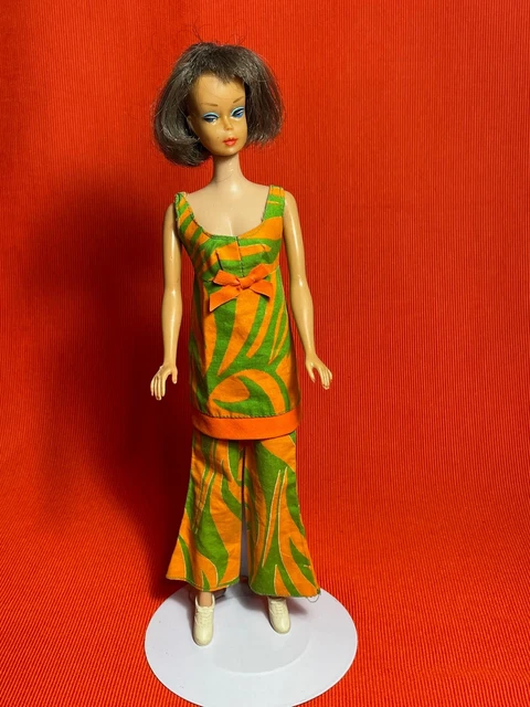 Ancienne poupée mannequin Barbie et une tenue des années 70