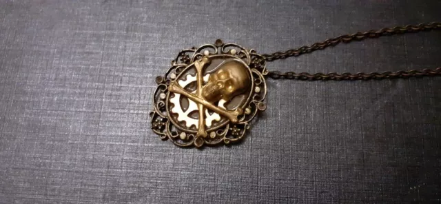 Collier pendentif tête de mort steampunk chaîne cadre baroque engrenage XXème