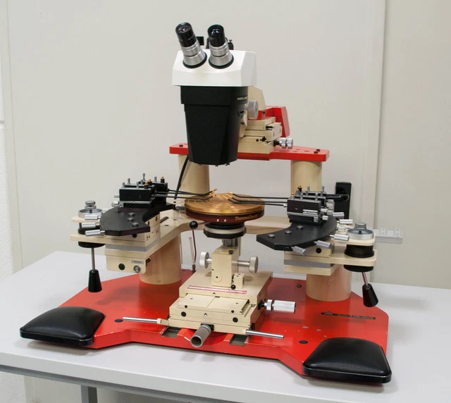 Karl Suss Analytical Wafer-Probestation With Bausch & Lomb Microscope