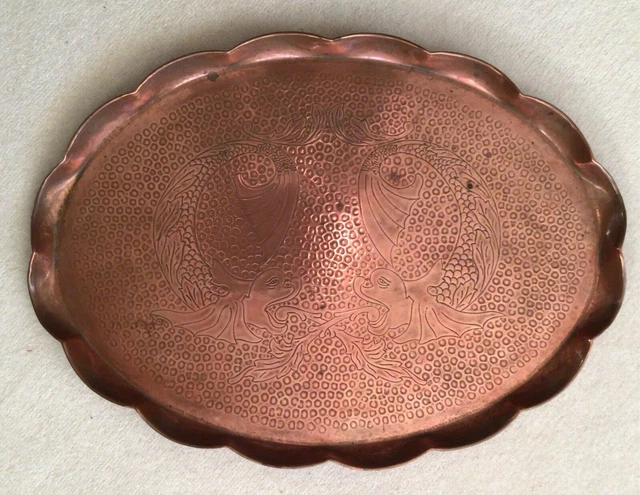 Arts & Crafts großes ovales Kupferladegerät - verziert mit Fisch.