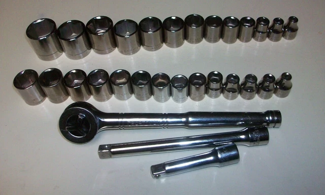 Craftsman~ 30 Pieces ~ 3/8" Drive~ 6 pt.~ Metric/SAE~ Socket/Ratchet Set~ USA