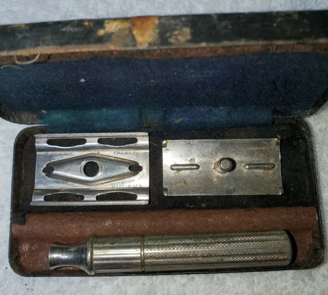 1940s Gillette Shaver with case. Used condition, case is poor quality.