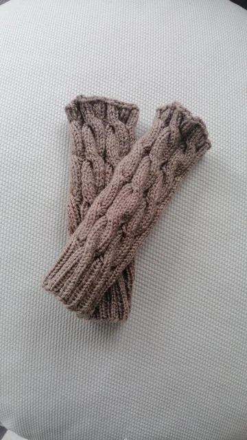 Handstulpen Armstulpen Pulswärmer Fingerloch handgestrickt Zopfmuster beige