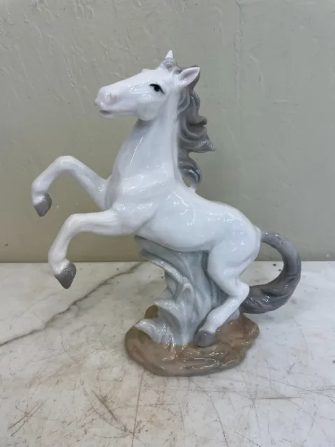 Porcellana Cavallo Statua