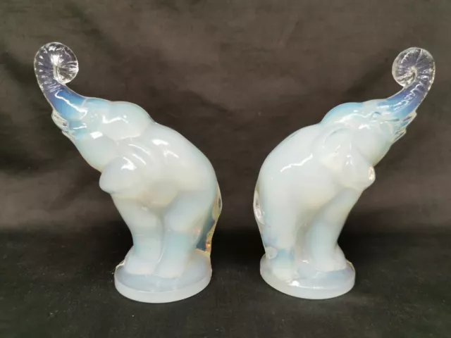 2 ÉLÉPHANTS en verre opalescent modèle Sabino mascotte bouchon de radiateur 2