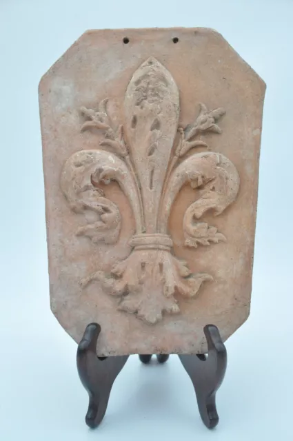 Ancienne tuile en terre cuite bas relief fleur de lys déco royaliste collection