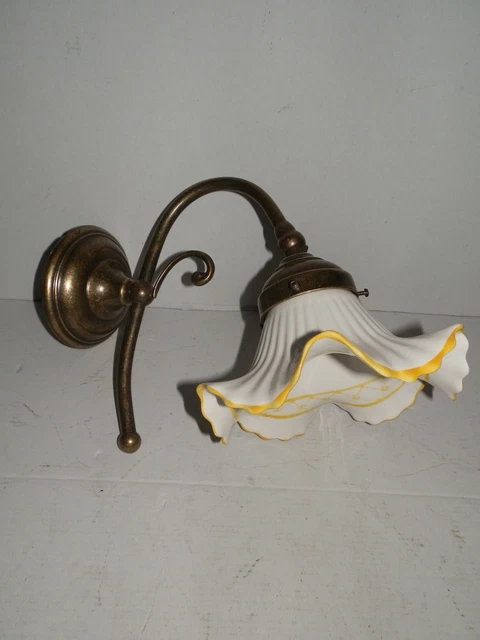 Appliques Lampada da parete in ottone con ceramica decorata Bassano gialla