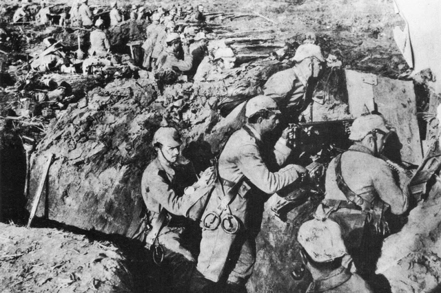 8 Soldats De Plomb Lucotte - Allemands 1914 Casque à Pointe WW1