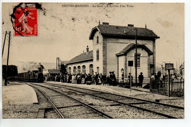 NEUVES MAISONS - Meurthe et Moselle - CPA 54 - la gare - l'arrivée d'un train