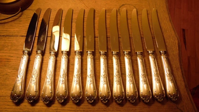 Service de 12 couteaux de table en métal argenté Deetjen modèle Louis XV