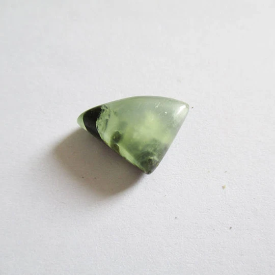 Préhnite cabochon pierre fine 16x11x6mm gemme multicolore reiki chakra plexus