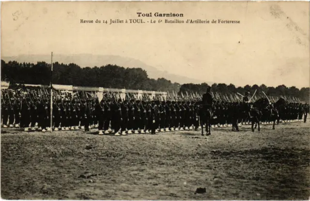 CPA Militaire Toul - Revue du 14 Juillet á Toul (90340)