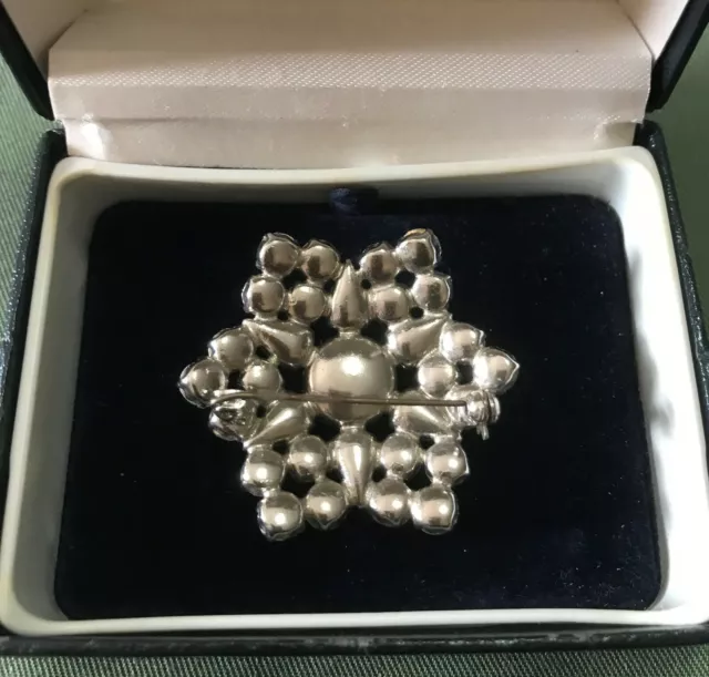 Vintage Art Deco Jewellery - Clear Glass Teardrop Snowflake Brooch 3