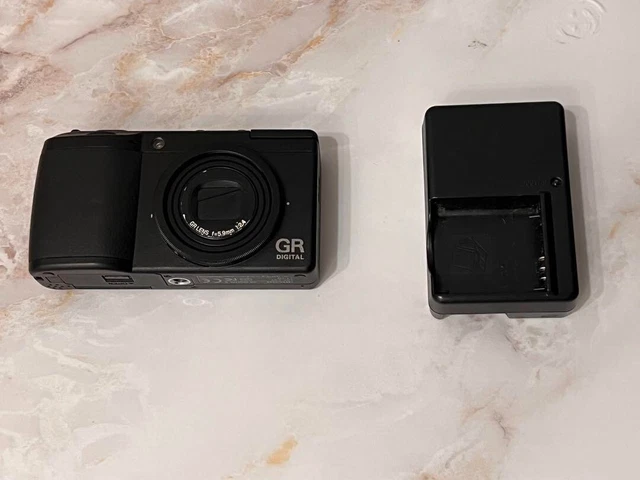 RICOH GR DIGITAL II 10.1 MP Digital Camera Compact  w/  charger
