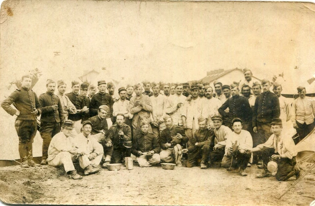 Carte Photo Militaire – Soldats Du 8ème Régiment – France, Années 1910 – Noir Et Blanc