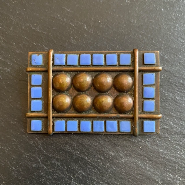 Broche couleur or émail profil Femme art déco chapeau violet bijou