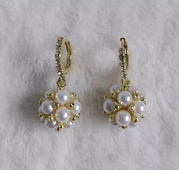 Fine boucle d'oreilles dorée, perle blanche et trass, très chic