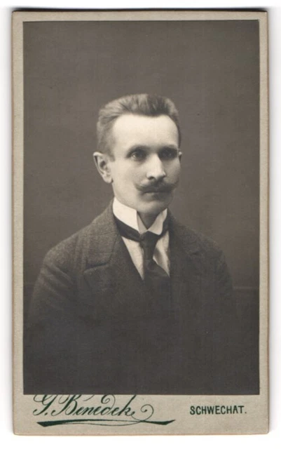 Fotografie G. Benedek, Schwechat, Hauptplatz 65, Elegant gekleideter Herr mit M
