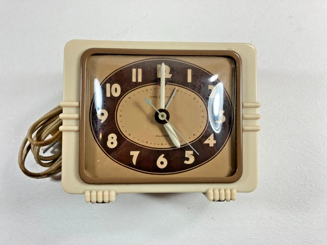 Vintage General Electric GE Art Deco Bakelite Alarm Clock Model 7H118 Works