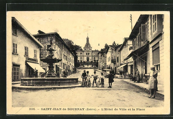 CPA Saint-Jean-deBournay, l´Hotel de Ville et la Place