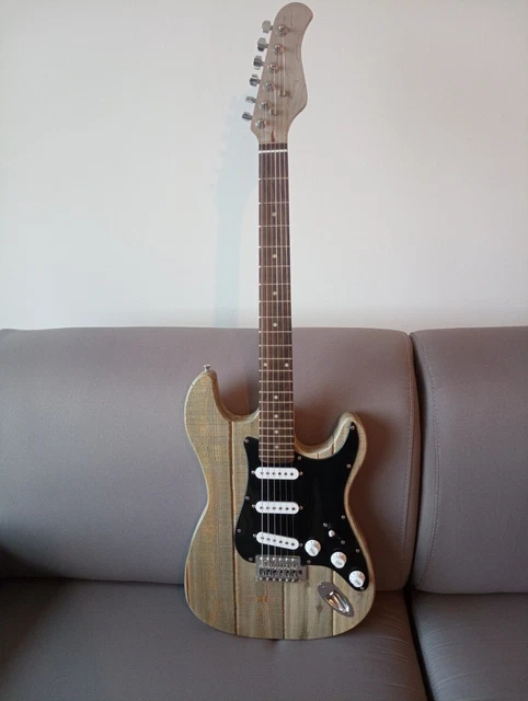 Guitare électrique customisée type stratocaster en mélèze  8