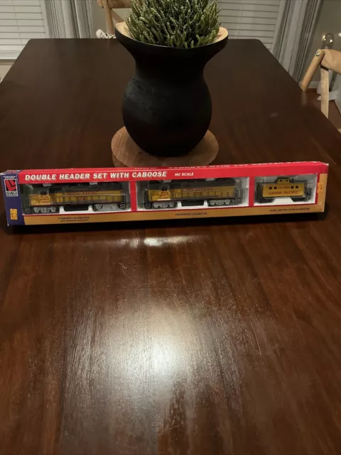 Life-Like Union Pacific Diesel Locomotive & "B" Unpowered Loco HO, Caboose (NEW)