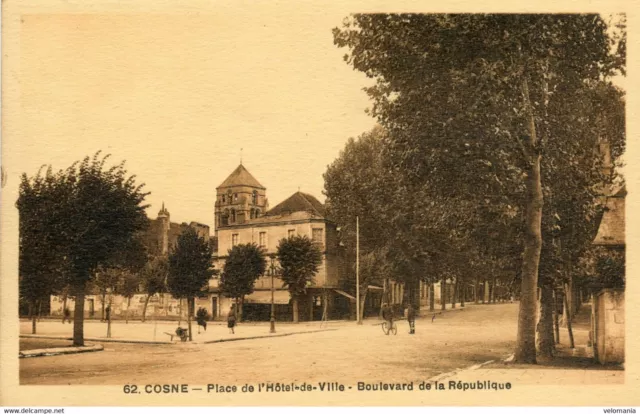 13358 cpa 58 Cosne - Place de l' Hôtel de Ville