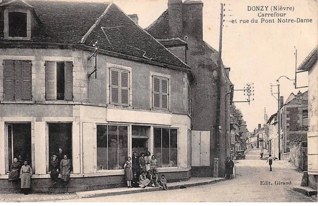 58-SAN59664-DONZY.Carrefour et rue du Pont Notre-Dame