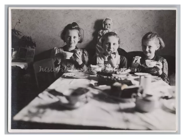 Fantástico De Foto De Chica De Café & Pasteles Con Muñeca - Antiguo Foto 1930er