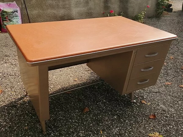 8 scrivanie vintage metalliche (tipo Olivetti, anni '60)