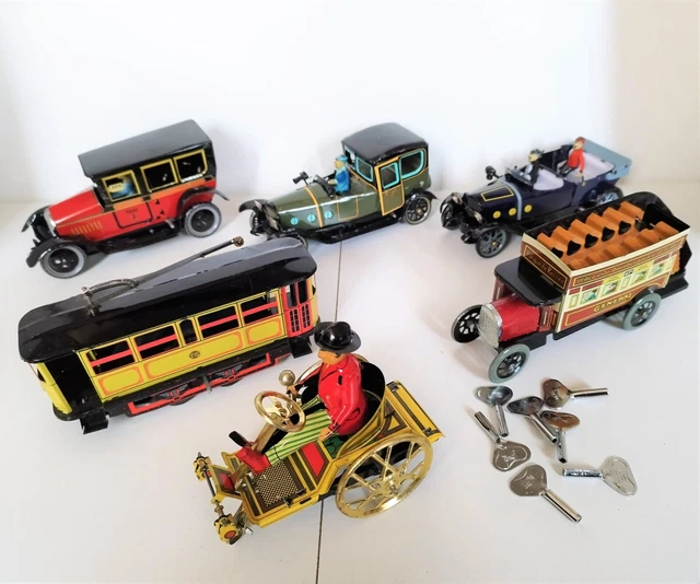 Ancien Jouet Mécanique Russe En Tôle : Garage Avec Voiture, état Correct