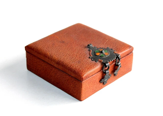 Coffret En Bois Doublé De Cuir Sculpté. XVIIe Siècle