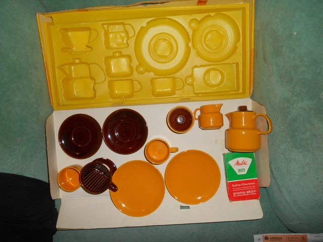 dînette ancienne porcelaine - dessin moderne 1970s - service